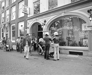 880816 Afbeelding van een groep jongeren voor het Dansinstituut de Rijk (Nieuwegracht 49) te Utrecht.